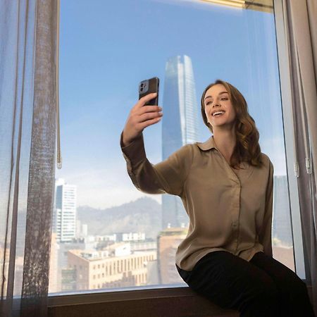 Pullman Santiago El Bosque Hotell Eksteriør bilde A woman taking a selfie