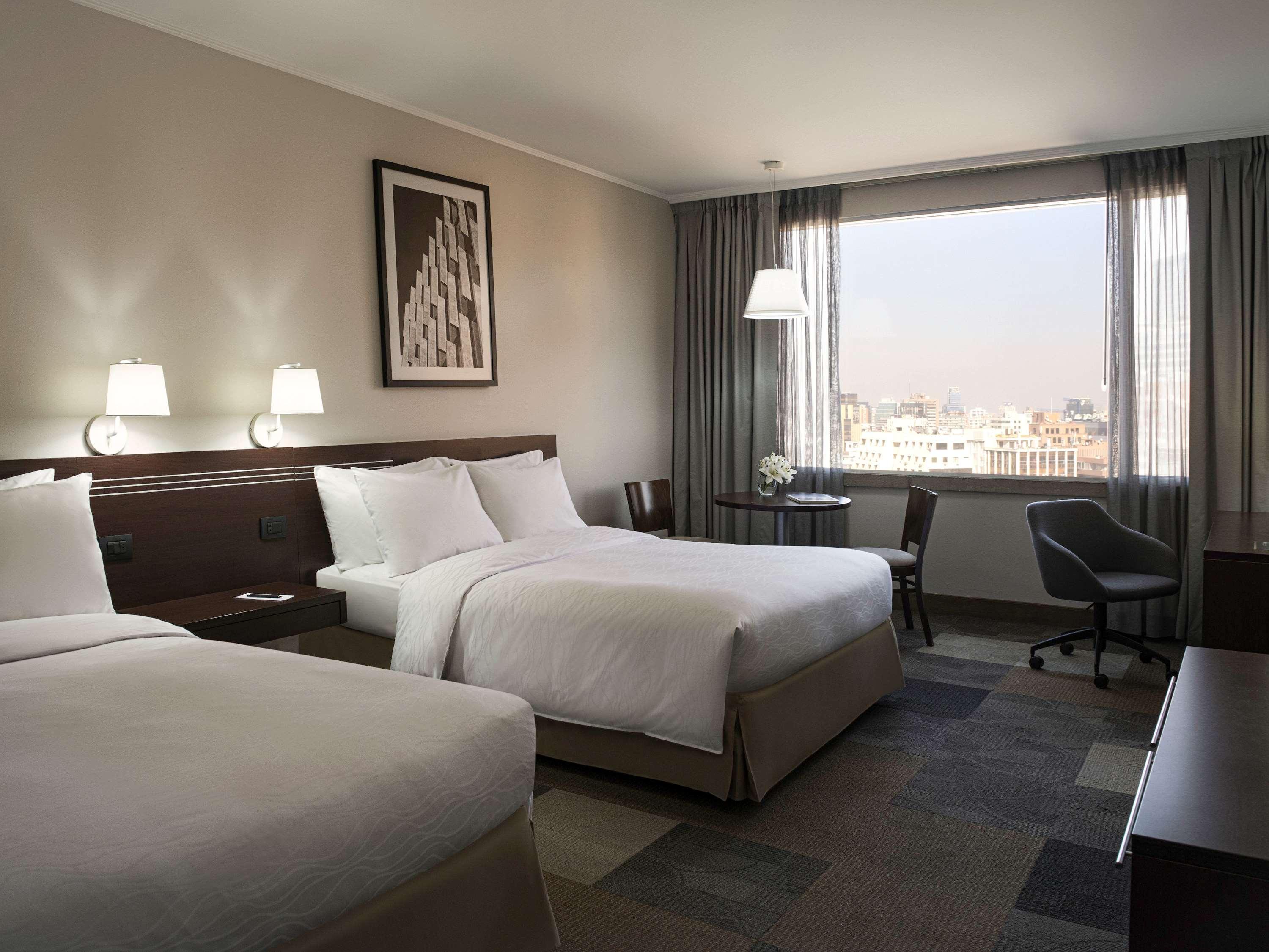 Pullman Santiago El Bosque Hotell Eksteriør bilde A guest room at the Hilton San Francisco