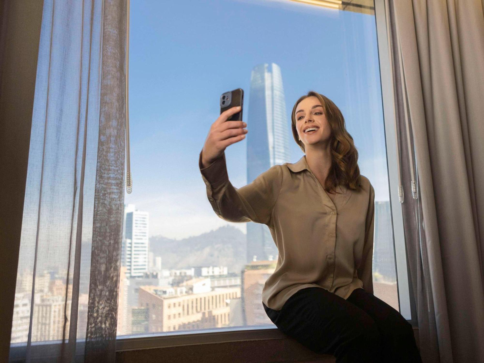 Pullman Santiago El Bosque Hotell Eksteriør bilde A woman taking a selfie