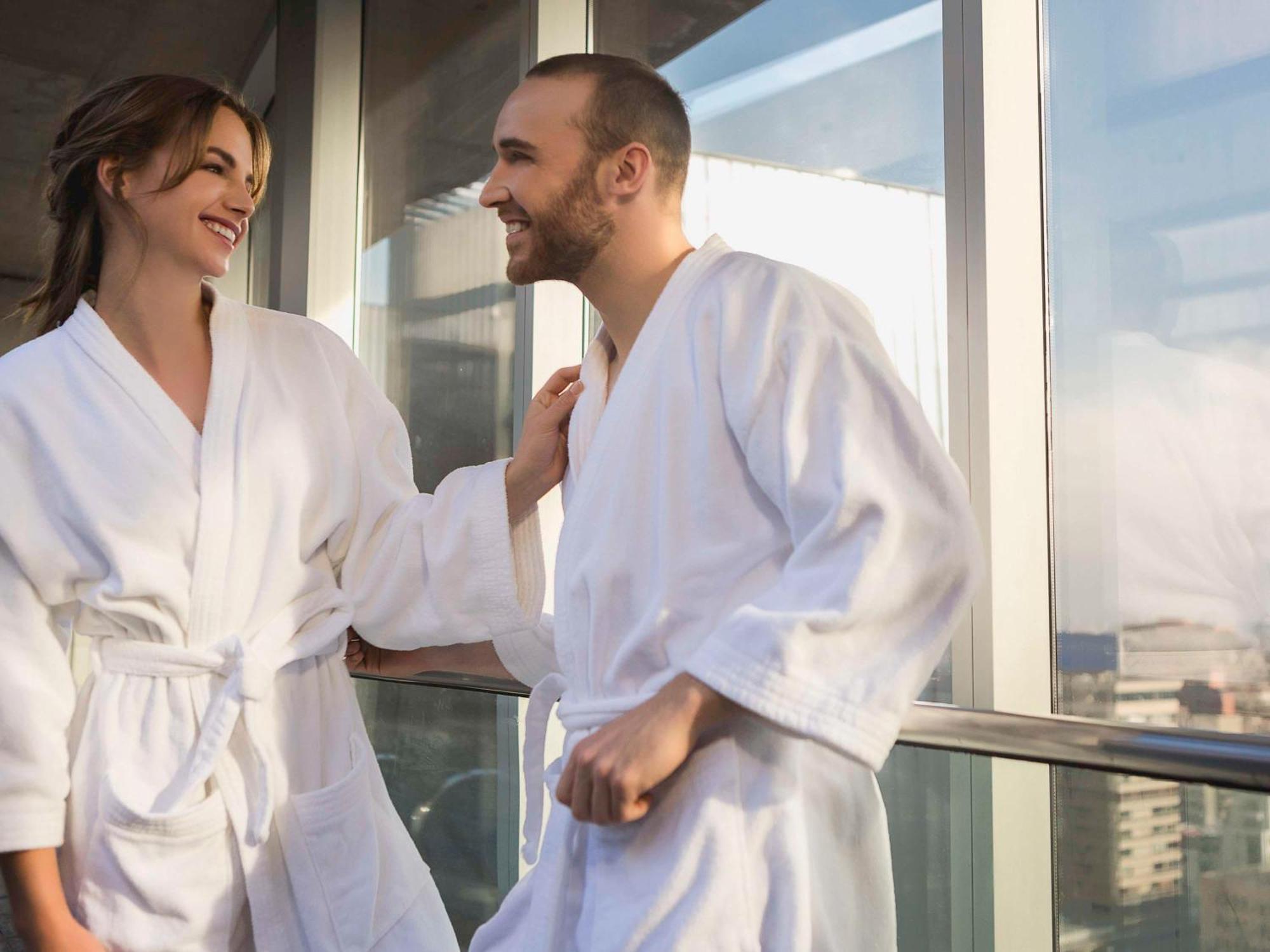 Pullman Santiago El Bosque Hotell Eksteriør bilde A couple wearing bathrobes