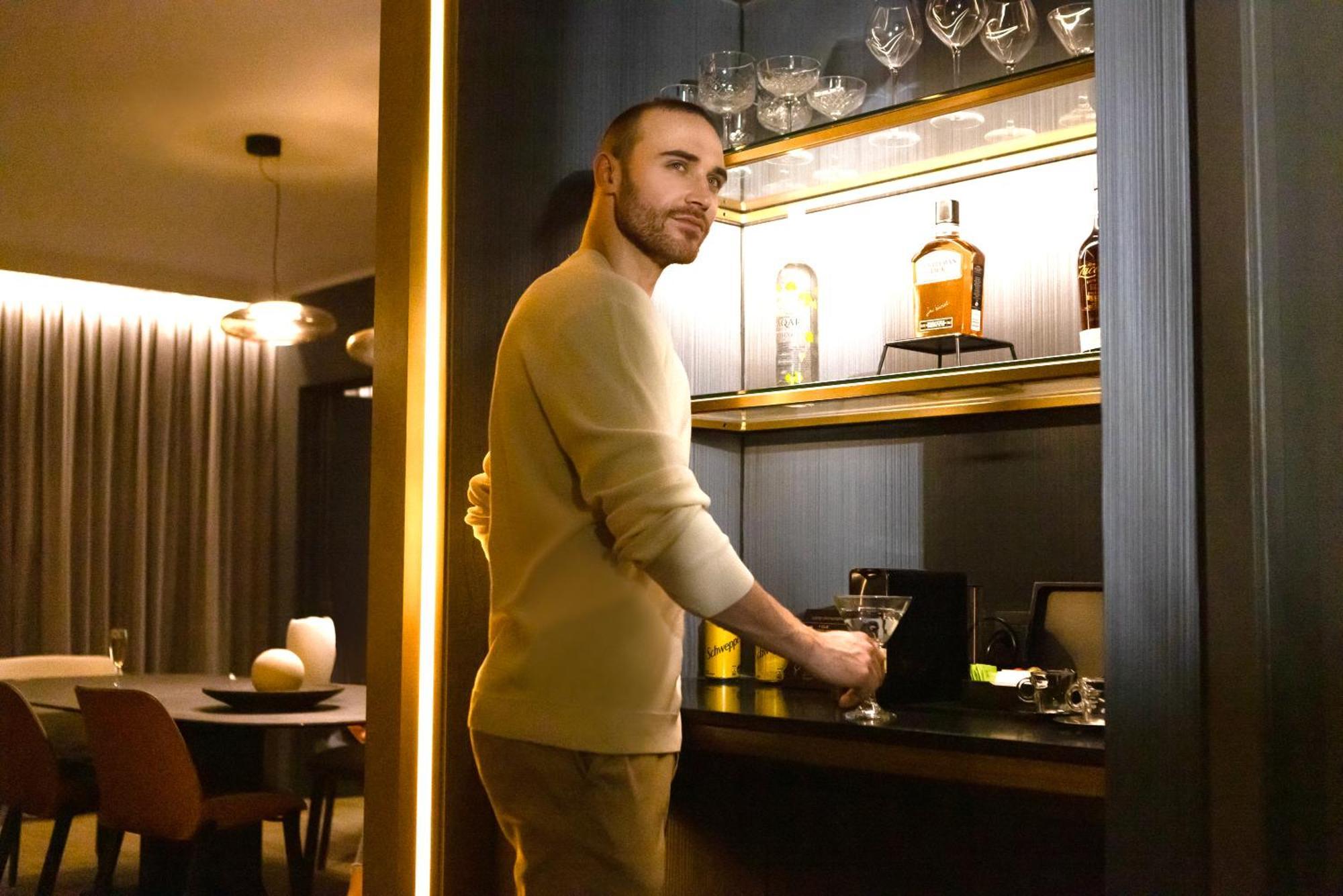 Pullman Santiago El Bosque Hotell Eksteriør bilde A bartender at work