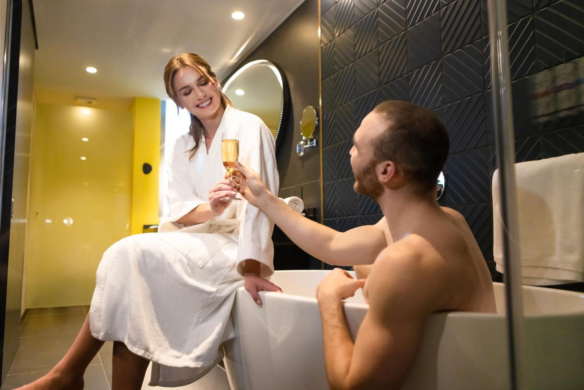Pullman Santiago El Bosque Hotell Eksteriør bilde A couple in a bathroom