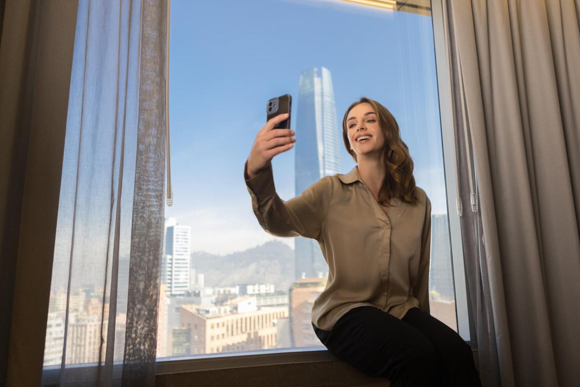 Pullman Santiago El Bosque Hotell Eksteriør bilde A woman taking a selfie