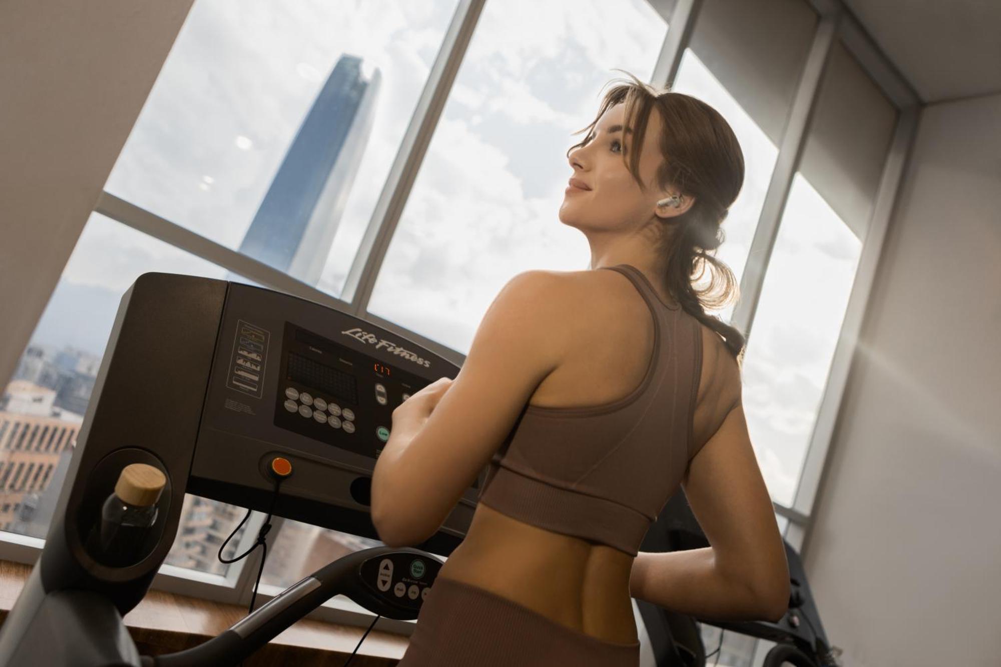 Pullman Santiago El Bosque Hotell Eksteriør bilde A woman exercising on a treadmill