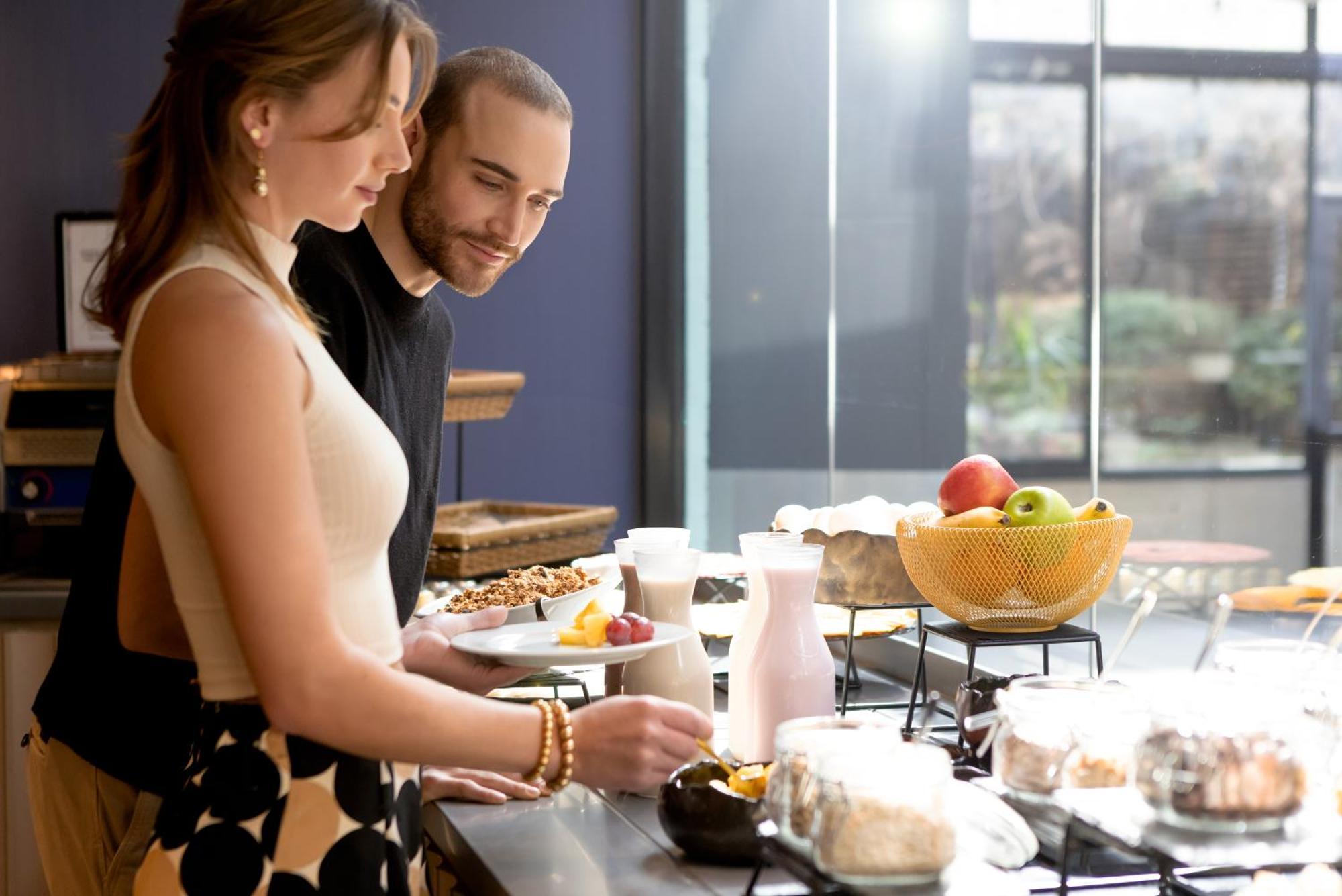 Pullman Santiago El Bosque Hotell Eksteriør bilde A couple cooking together