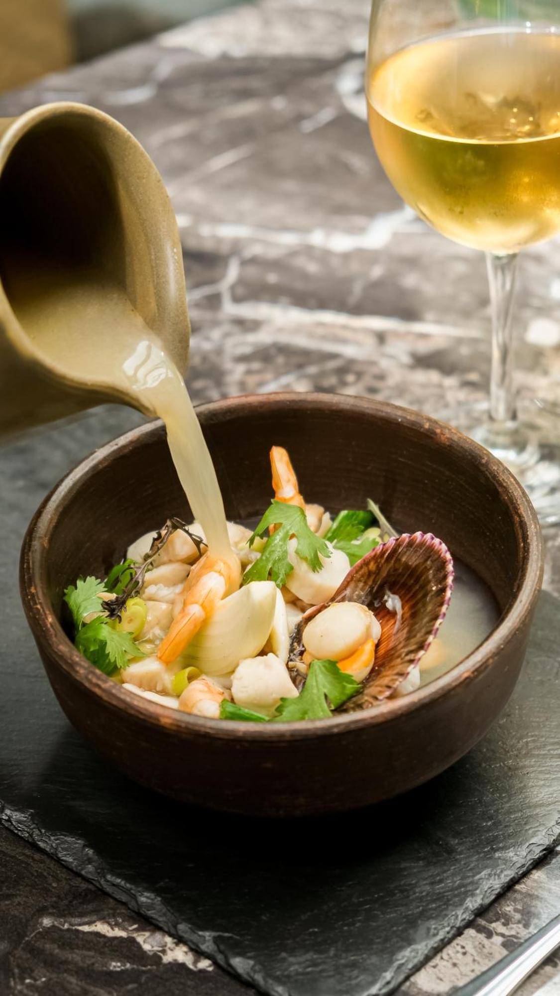 Pullman Santiago El Bosque Hotell Eksteriør bilde Bouillon being poured into a bowl of seafood