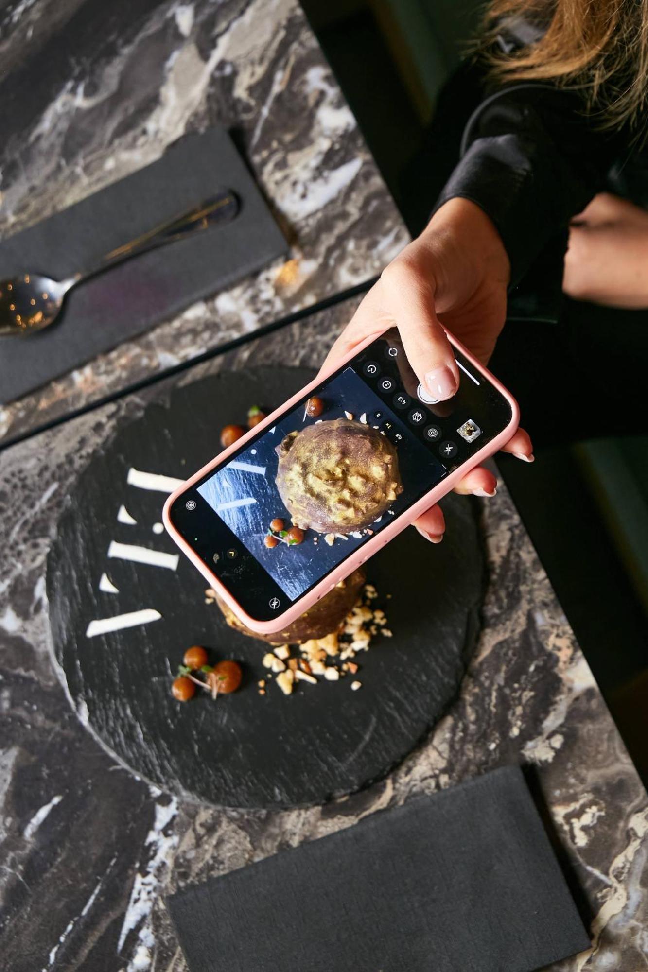 Pullman Santiago El Bosque Hotell Eksteriør bilde A smartphone being used to take a photograph of a food item