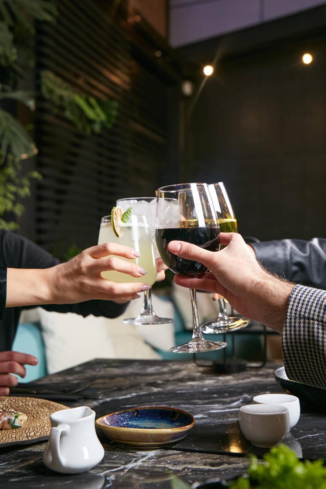 Pullman Santiago El Bosque Hotell Eksteriør bilde A toast with wine and cocktails