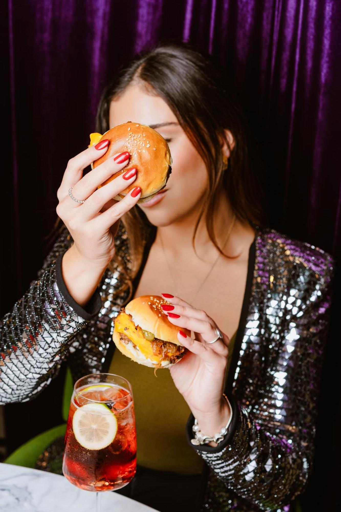 Pullman Santiago El Bosque Hotell Eksteriør bilde A woman eating a hamburger