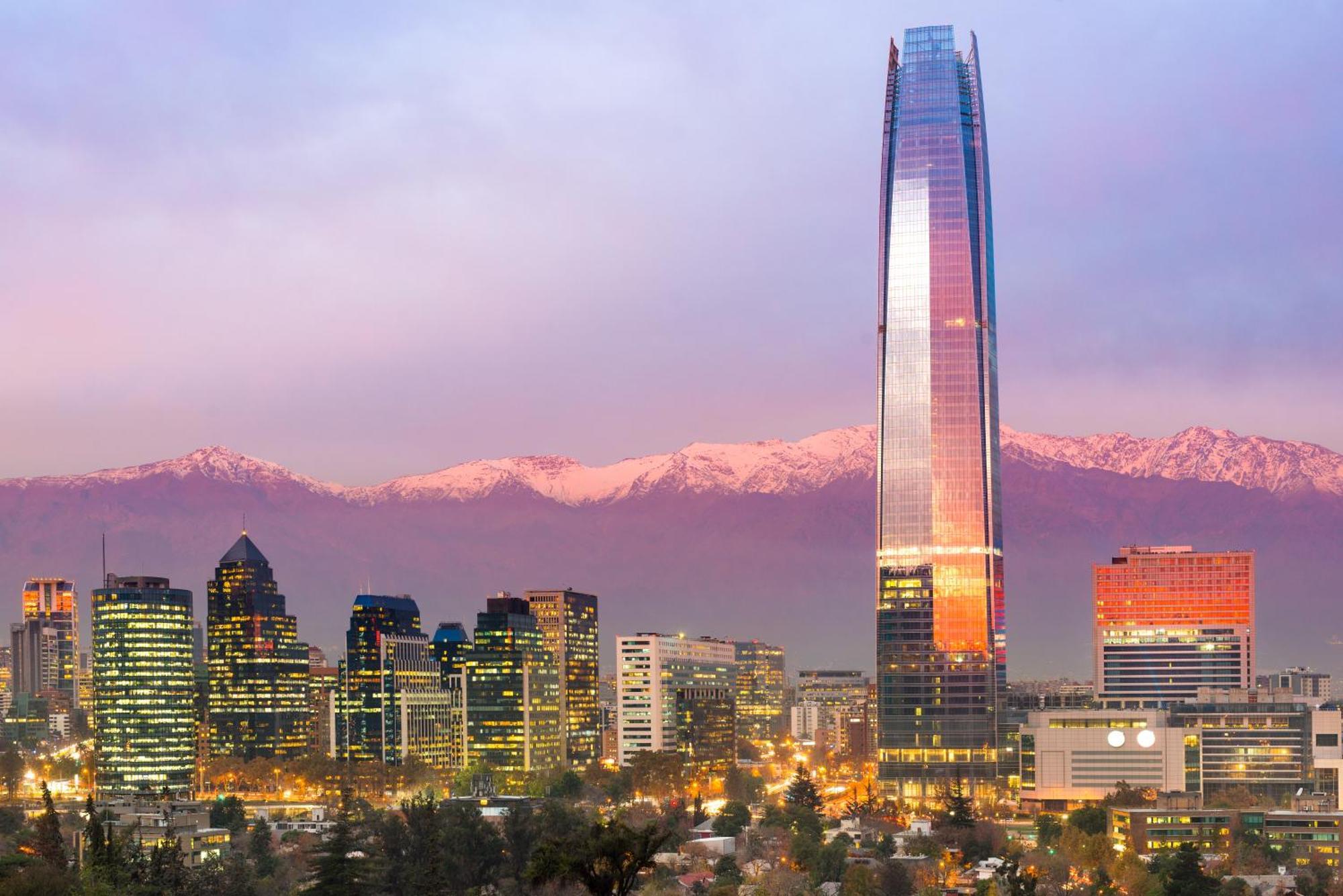Pullman Santiago El Bosque Hotell Eksteriør bilde Santiago skyline