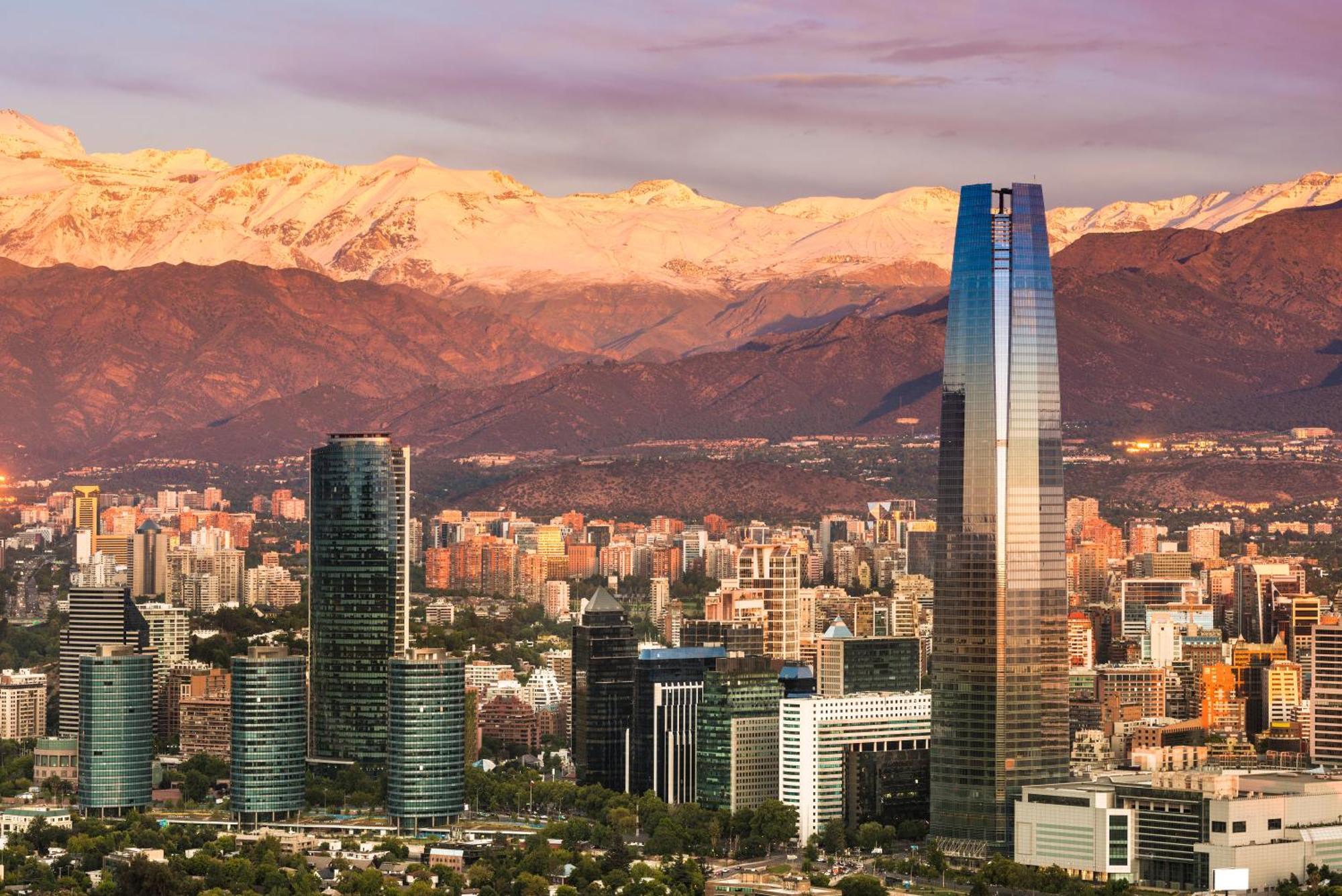 Pullman Santiago El Bosque Hotell Eksteriør bilde Santiago skyline