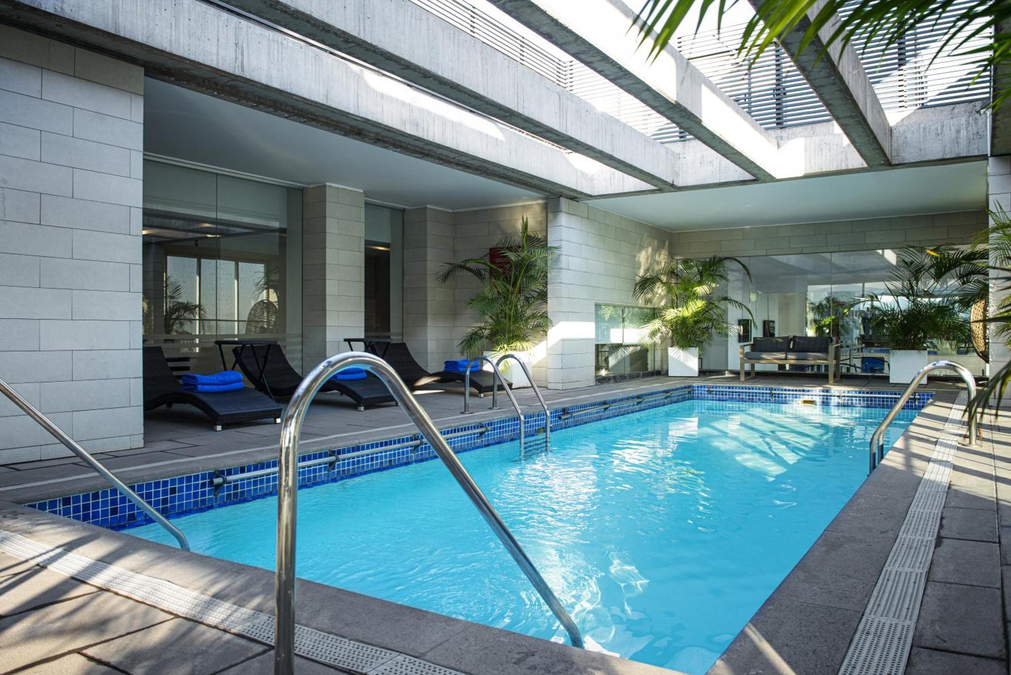 Pullman Santiago El Bosque Hotell Eksteriør bilde The pool at the hotel